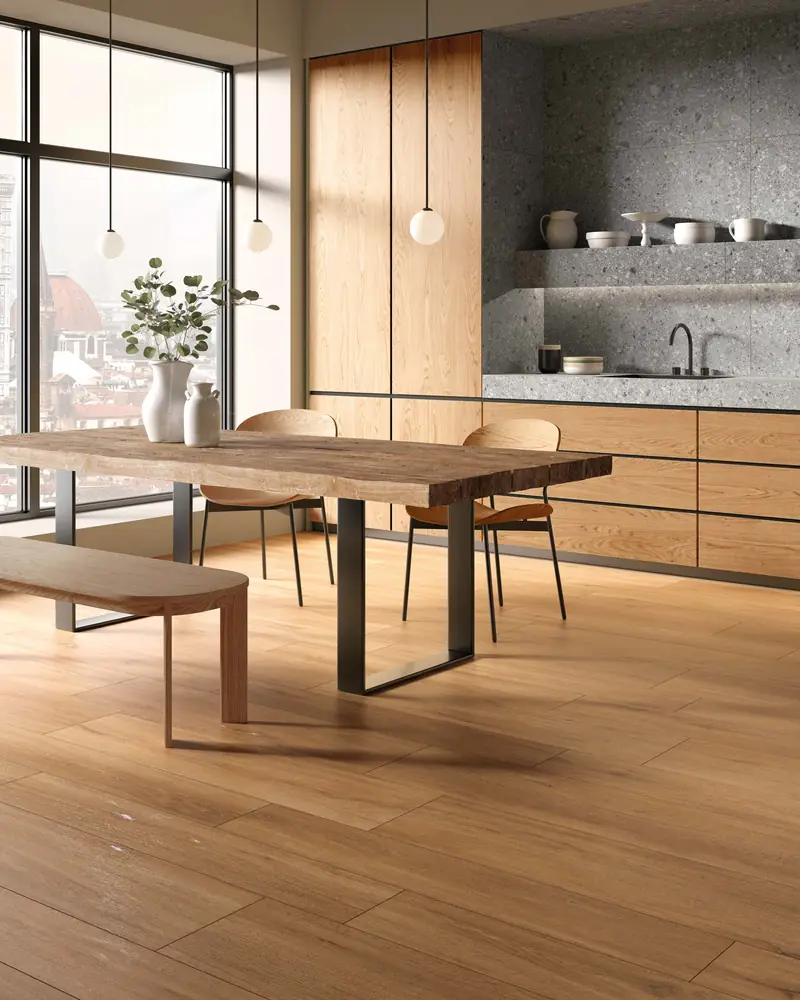 Cucina con tavolo in legno e pavimento in gres effetto legno naturale