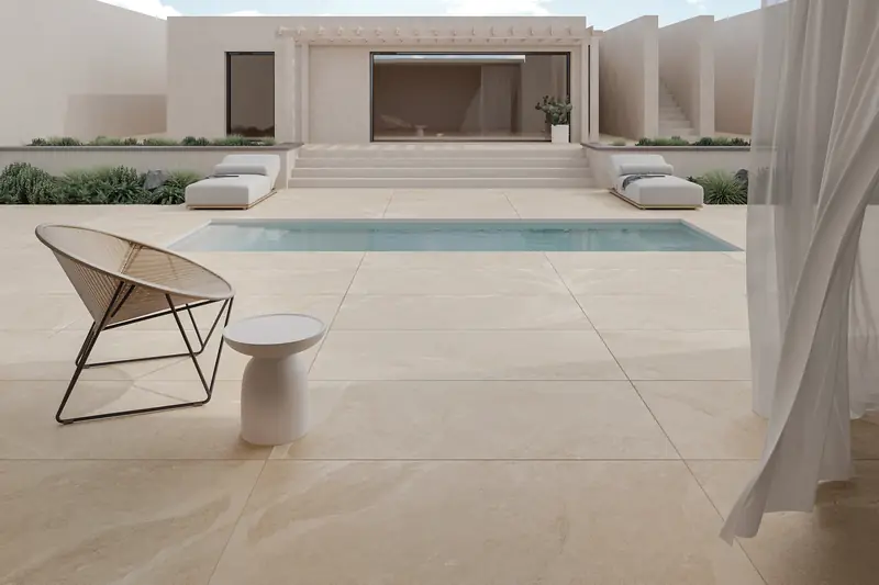 Bordo piscina e terrazzo con pavimento per esterni in gres spessore 2 cm